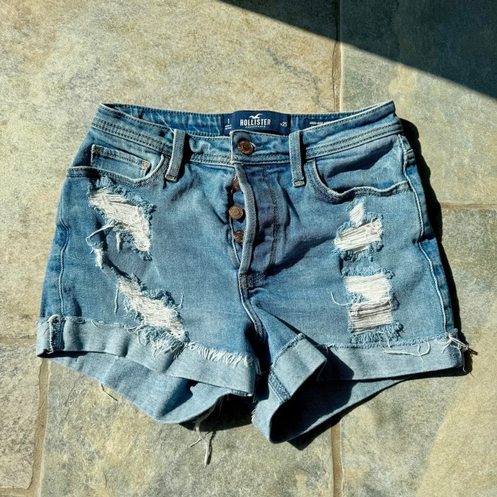 Hollister High-Rise Mom Denim Shorts Distressed Cuffed Hem‎ Vintage Stretch Sz 1